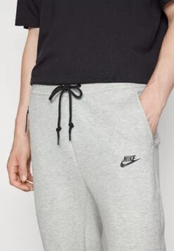 Nike Sportswear Pantaloni SportiviGrey Heather/Black Uomo Pantaloni Sportivi E Joggers NI122E0H7-C12 16 Nike Sportswear Pantaloni SportiviGrey Heather/Black Uomo Pantaloni Sportivi E Joggers NI122E0H7-C12 -Negozio Di Abbigliamento Zalando a60fc07266e04ba1abe914a60bd92fd1