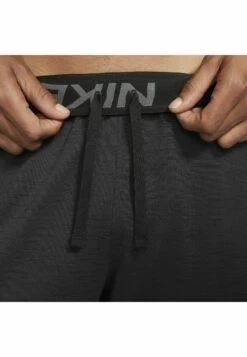 Nike Performance ShortPantaloncini SportiviOff Noir/Black/(Gray) Uomo Bermuda N1242E1M8-Q11 13 Nike Performance ShortPantaloncini SportiviOff Noir/Black/(Gray) Uomo Bermuda N1242E1M8-Q11 -Negozio Di Abbigliamento Zalando a66c613f841745e39fcff18299a00d72