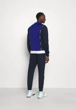 Lacoste Sport JogpantPantaloni SportiviNavy Blau Uomo Pantaloni Sportivi E Joggers L0642E02S-K11 9 Lacoste Sport JogpantPantaloni SportiviNavy Blau Uomo Pantaloni Sportivi E Joggers L0642E02S-K11 -Negozio Di Abbigliamento Zalando a6898c90fee648b385ededadec62ccaa