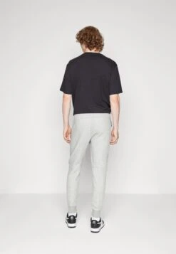 Nike Sportswear Pantaloni SportiviGrey Heather/Black Uomo Pantaloni Sportivi E Joggers NI122E0H7-C12 14 Nike Sportswear Pantaloni SportiviGrey Heather/Black Uomo Pantaloni Sportivi E Joggers NI122E0H7-C12 -Negozio Di Abbigliamento Zalando a8b54d95eea1477ea6614b7f1b035afe