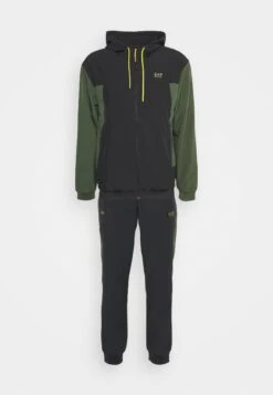 EA7 Emporio Armani Ventus TracksuitTutaGreen/Black Uomo Pantaloni Sportivi E Joggers EA742K010-M11 20 EA7 Emporio Armani Ventus TracksuitTutaGreen/Black Uomo Pantaloni Sportivi E Joggers EA742K010-M11 -Negozio Di Abbigliamento Zalando adb4e5daf76a41219da7b73ed82763e0