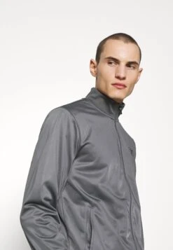 EA7 Emporio Armani SetTutaDark Grey Uomo Pantaloni Sportivi E Joggers EA722S01A-C11 -Negozio Di Abbigliamento Zalando af717d92ccd84db7822d24a155d63192