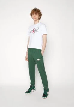 Nike Sportswear Club PantPantaloni SportiviDark Green Uomo Pantaloni Sportivi E Joggers NI122E0H3-M11 15 Nike Sportswear Club PantPantaloni SportiviDark Green Uomo Pantaloni Sportivi E Joggers NI122E0H3-M11 -Negozio Di Abbigliamento Zalando b0099f7c3a174d38820e77d229e3524e