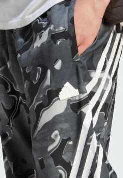 Adidas Sportswear Idas Future Icons Allover Print Pantaloni SportiviWhite Black Uomo Pantaloni Sportivi E Joggers ADQ22E00Z-A11 10 Adidas Sportswear Idas Future Icons Allover Print Pantaloni SportiviWhite Black Uomo Pantaloni Sportivi E Joggers ADQ22E00Z-A11 -Negozio Di Abbigliamento Zalando b0a65f9f18864c95a1980f72b79f18d3