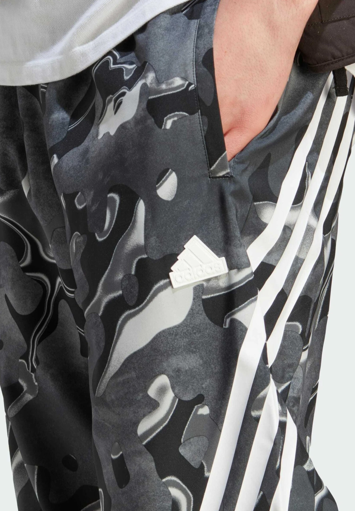 Adidas Sportswear Idas Future Icons Allover Print Pantaloni SportiviWhite Black Uomo Pantaloni Sportivi E Joggers ADQ22E00Z-A11 5 Adidas Sportswear Idas Future Icons Allover Print Pantaloni SportiviWhite Black Uomo Pantaloni Sportivi E Joggers ADQ22E00Z-A11 - immagine 3