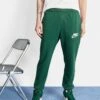 Nike Sportswear Club PantPantaloni SportiviDark Green Uomo Pantaloni Sportivi E Joggers NI122E0H3-M11 2 Nike Sportswear Club PantPantaloni SportiviDark Green Uomo Pantaloni Sportivi E Joggers NI122E0H3-M11 -Negozio Di Abbigliamento Zalando b3e1d3fdc130499781fa0d9c1e9717c3