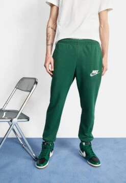 Nike Sportswear Club PantPantaloni SportiviDark Green Uomo Pantaloni Sportivi E Joggers NI122E0H3-M11