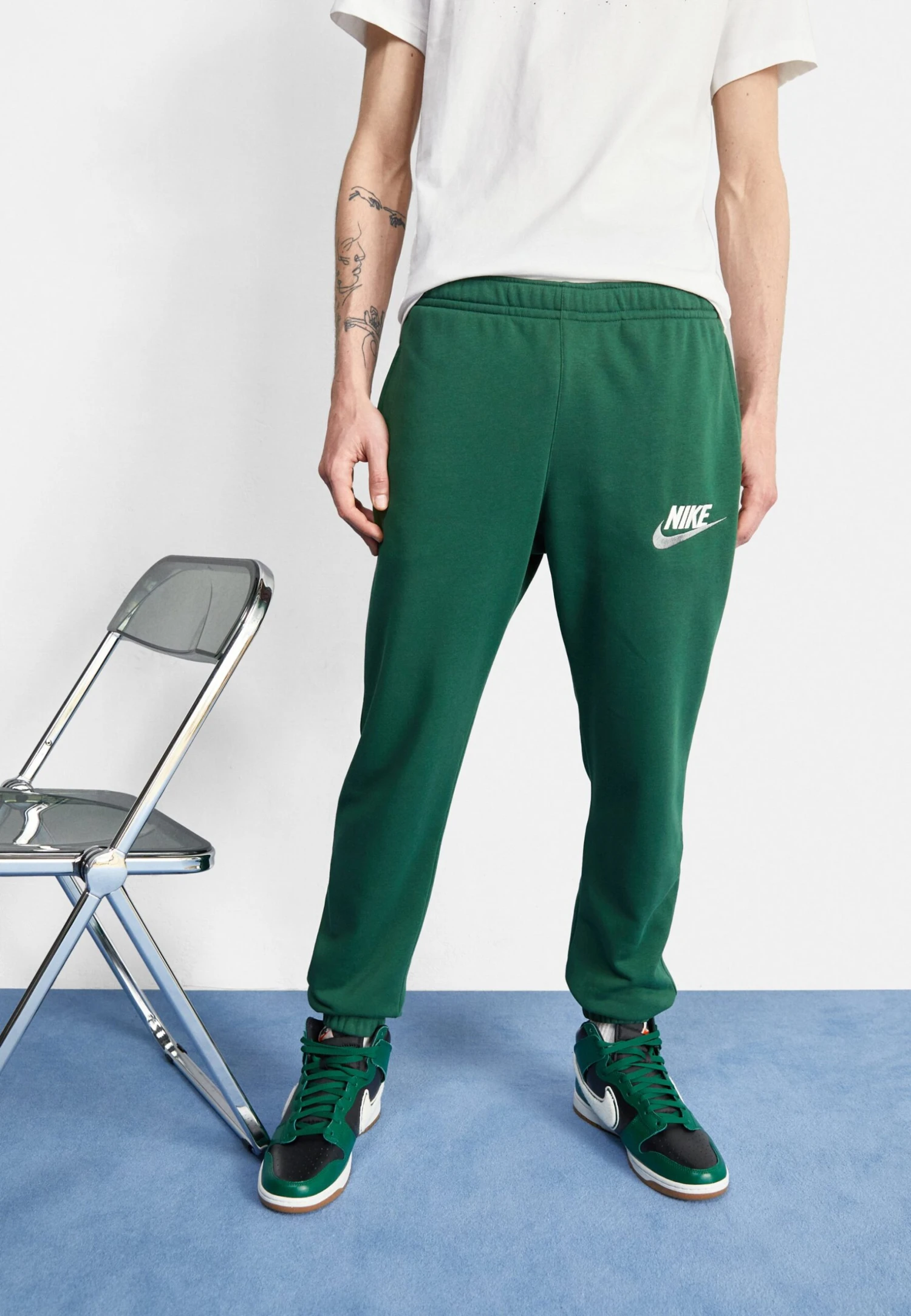 Nike Sportswear Club PantPantaloni SportiviDark Green Uomo Pantaloni Sportivi E Joggers NI122E0H3-M11 3 Nike Sportswear Club PantPantaloni SportiviDark Green Uomo Pantaloni Sportivi E Joggers NI122E0H3-M11