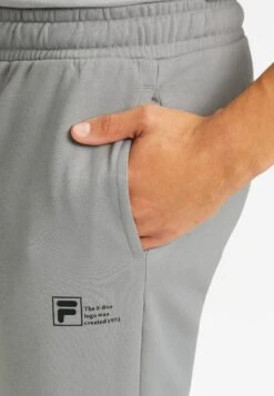 Fila Apparel Balbronn Pantaloni SportiviUltimate Gray Uomo Pantaloni Sportivi E Joggers 1FI22E049-C11 10 Fila Apparel Balbronn Pantaloni SportiviUltimate Gray Uomo Pantaloni Sportivi E Joggers 1FI22E049-C11 -Negozio Di Abbigliamento Zalando b407dde6c1c24066973bcdcf15f7ea46