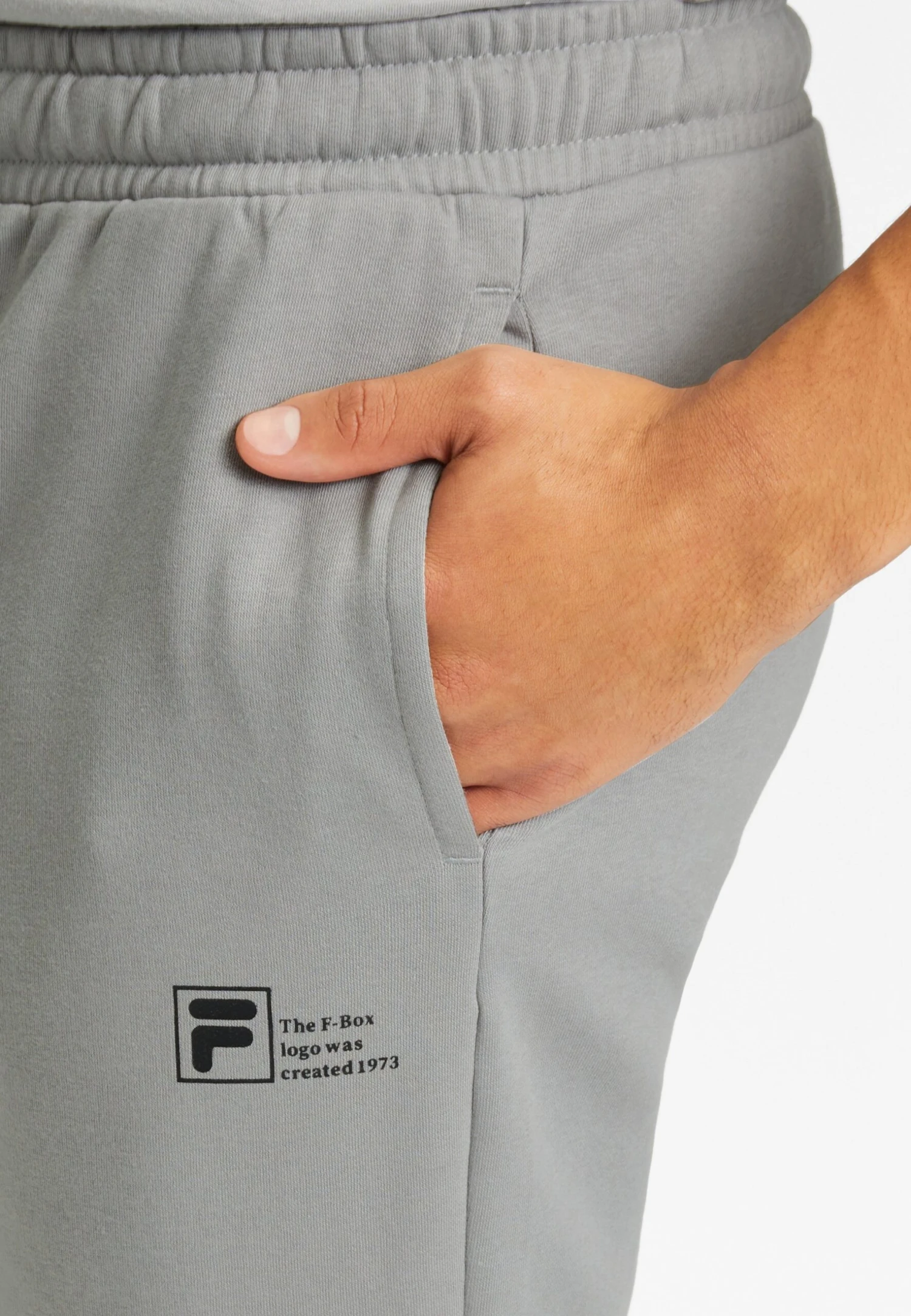 Fila Apparel Balbronn Pantaloni SportiviUltimate Gray Uomo Pantaloni Sportivi E Joggers 1FI22E049-C11 5 Fila Apparel Balbronn Pantaloni SportiviUltimate Gray Uomo Pantaloni Sportivi E Joggers 1FI22E049-C11 - immagine 3