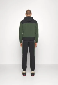EA7 Emporio Armani Ventus TracksuitTutaGreen/Black Uomo Pantaloni Sportivi E Joggers EA742K010-M11 14 EA7 Emporio Armani Ventus TracksuitTutaGreen/Black Uomo Pantaloni Sportivi E Joggers EA742K010-M11 -Negozio Di Abbigliamento Zalando bc20e296909d477c9d8b5db9bf0fa29f