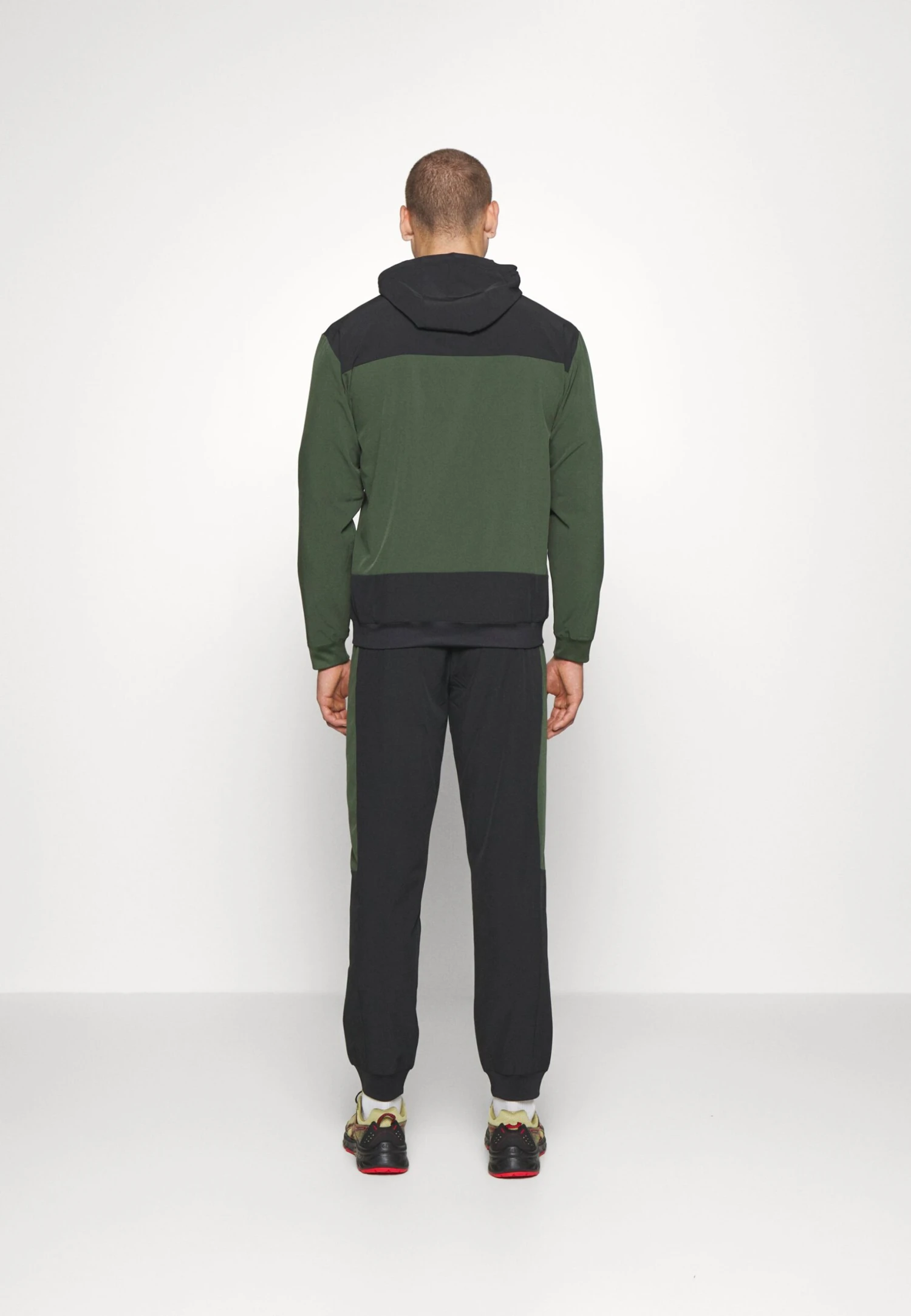 EA7 Emporio Armani Ventus TracksuitTutaGreen/Black Uomo Pantaloni Sportivi E Joggers EA742K010-M11 5 EA7 Emporio Armani Ventus TracksuitTutaGreen/Black Uomo Pantaloni Sportivi E Joggers EA742K010-M11 - immagine 3