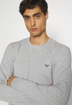 Emporio Armani SetPigiamaMelange Grey/Marine Uomo Per La Notte EA882M02B-K11 13 Emporio Armani SetPigiamaMelange Grey/Marine Uomo Per La Notte EA882M02B-K11 -Negozio Di Abbigliamento Zalando bd08d6134d3d4cf8bc297a9223e77a84