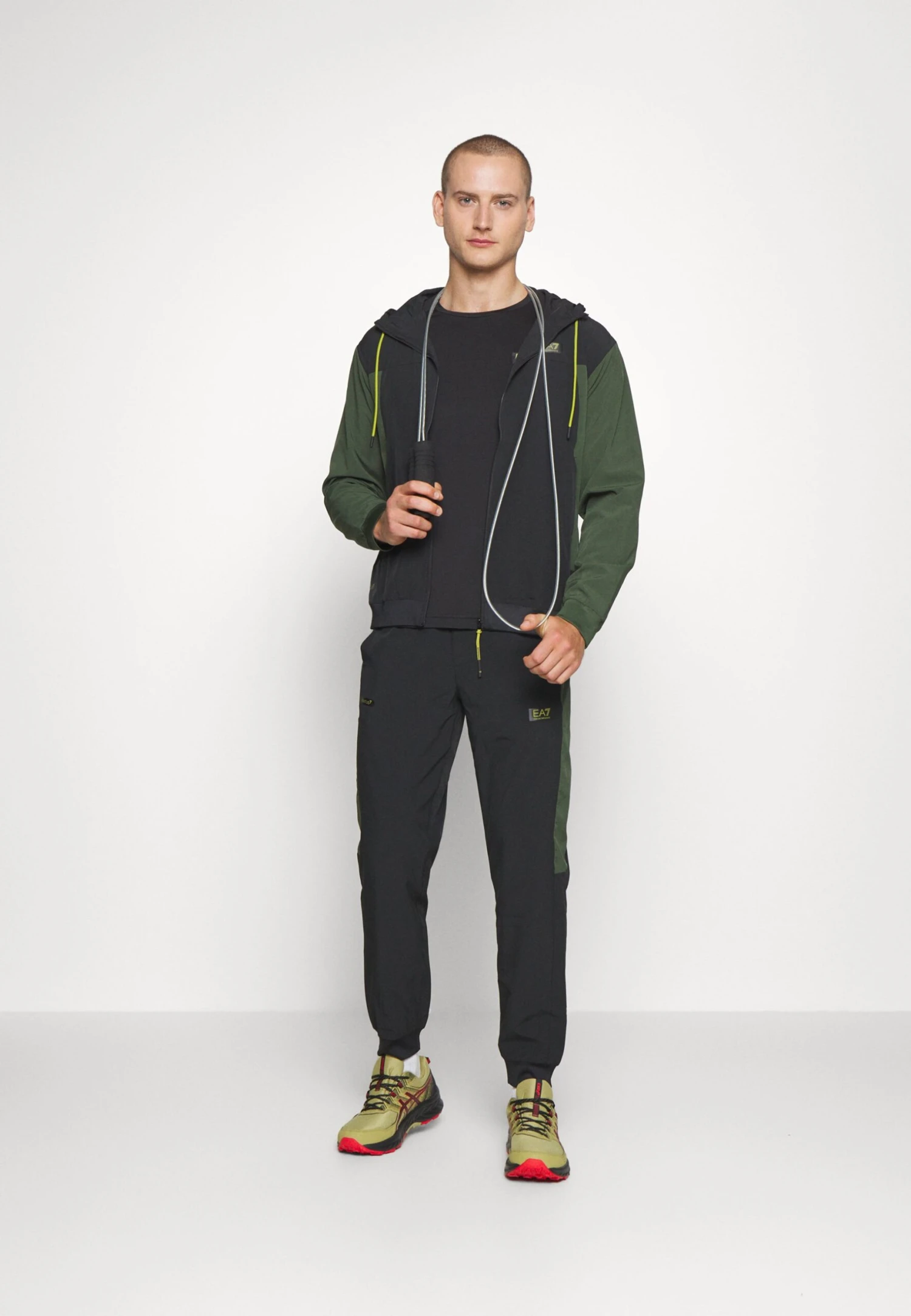 EA7 Emporio Armani Ventus TracksuitTutaGreen/Black Uomo Pantaloni Sportivi E Joggers EA742K010-M11 4 EA7 Emporio Armani Ventus TracksuitTutaGreen/Black Uomo Pantaloni Sportivi E Joggers EA742K010-M11 - immagine 2