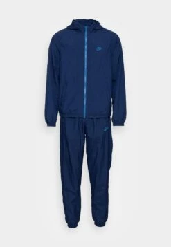 Nike Sportswear Suit Basic SetTutaMidnight Navy Uomo Pantaloni Sportivi E Joggers NI122T082-K11 12 Nike Sportswear Suit Basic SetTutaMidnight Navy Uomo Pantaloni Sportivi E Joggers NI122T082-K11 -Negozio Di Abbigliamento Zalando be4d1d33e50b4c30a8afca9f2b95f8ac