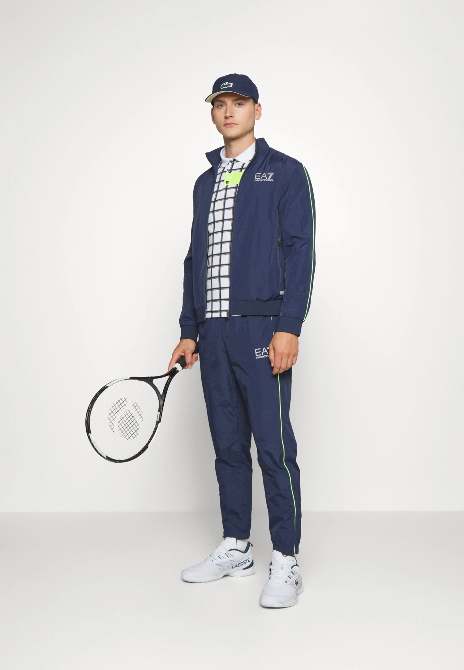 EA7 Emporio Armani Tennis Pro Suit PipingTutaNavy Blue Uomo Pantaloni Sportivi E Joggers EA742K00W-K11 4 EA7 Emporio Armani Tennis Pro Suit PipingTutaNavy Blue Uomo Pantaloni Sportivi E Joggers EA742K00W-K11 - immagine 2