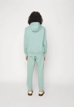 Nike Sportswear Club SuitTutaMineral/White Uomo Pantaloni Sportivi E Joggers NI122S0P8-M11 14 Nike Sportswear Club SuitTutaMineral/White Uomo Pantaloni Sportivi E Joggers NI122S0P8-M11 -Negozio Di Abbigliamento Zalando c058324290a44f30a9013129bd17ddb9