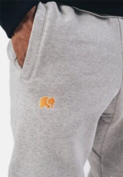 Organic EssentialPantaloni SportiviGrey Uomo Pantaloni Sportivi E Joggers T6H22E002-C11 10 Organic EssentialPantaloni SportiviGrey Uomo Pantaloni Sportivi E Joggers T6H22E002-C11 -Negozio Di Abbigliamento Zalando c521d940958646a6933c1163cc803b62