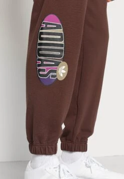 Adidas Originals PantPantaloni SportiviAuburn Uomo Pantaloni Sportivi E Joggers AD122E0BK-O11 11 Adidas Originals PantPantaloni SportiviAuburn Uomo Pantaloni Sportivi E Joggers AD122E0BK-O11 -Negozio Di Abbigliamento Zalando c8ff1d70d8c14889a2230d7cfb0a42c4