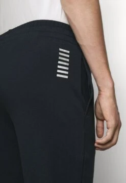 EA7 Emporio Armani TrouserPantaloni SportiviNight Blue Uomo Pantaloni Sportivi E Joggers EA722E00G-K11 13 EA7 Emporio Armani TrouserPantaloni SportiviNight Blue Uomo Pantaloni Sportivi E Joggers EA722E00G-K11 -Negozio Di Abbigliamento Zalando c947ad8f0ec348f8bc655b6a99f750c5