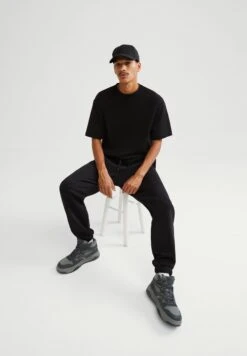 BERSHKA Plush Pantaloni SportiviBlack Uomo Pantaloni Sportivi E Joggers BEJ22E0CF-Q11 9 BERSHKA Plush Pantaloni SportiviBlack Uomo Pantaloni Sportivi E Joggers BEJ22E0CF-Q11 -Negozio Di Abbigliamento Zalando c97505407c594e4d87f9144476754ab5