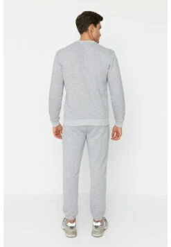 Trendyol Set TutaGrey Uomo Pantaloni Sportivi E Joggers TRU22S07E-C11 13 Trendyol Set TutaGrey Uomo Pantaloni Sportivi E Joggers TRU22S07E-C11 -Negozio Di Abbigliamento Zalando cb96dae313b74322a0636f1586b34082
