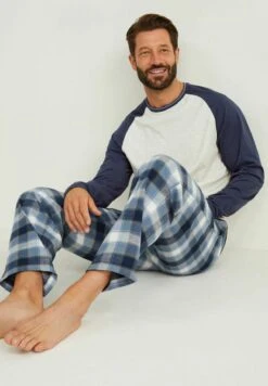 SetPigiamaDark Blue Uomo Per La Notte C6F82M04H-K11 11 SetPigiamaDark Blue Uomo Per La Notte C6F82M04H-K11 -Negozio Di Abbigliamento Zalando cca35a5e84594a95a6912176c8493468