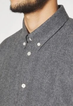 Minimum Waynes CamiciaGrey Melange Uomo Camicie MI422D0AV-C11 15 Minimum Waynes CamiciaGrey Melange Uomo Camicie MI422D0AV-C11 -Negozio Di Abbigliamento Zalando cdab28d1a3f042dd9a9a3a0ca962dc77