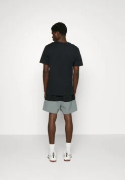 Nike Sportswear M Club Wvn CbPantaloni SportiviBlack/Smoke Grey/White Uomo Pantaloni Sportivi E Joggers NI122F090-Q11 13 Nike Sportswear M Club Wvn CbPantaloni SportiviBlack/Smoke Grey/White Uomo Pantaloni Sportivi E Joggers NI122F090-Q11 -Negozio Di Abbigliamento Zalando d0200e13c087459198a39472264f04ca