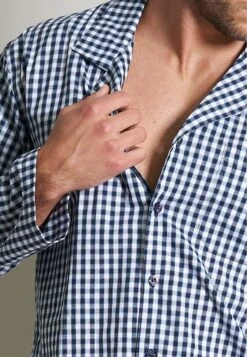 PigiamaBlau Dunkel Karo Uomo Per La Notte GO882M01J-K11 7 PigiamaBlau Dunkel Karo Uomo Per La Notte GO882M01J-K11 -Negozio Di Abbigliamento Zalando d30b3c1c39be415a8bf1d07a1618fcb4