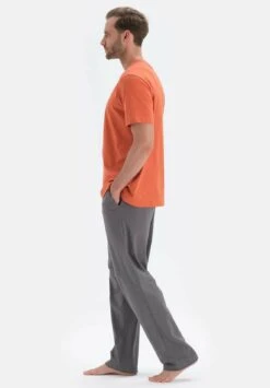 Sacred Sun SetPigiamaOrange Uomo Per La Notte D6D82M046-H11 11 Sacred Sun SetPigiamaOrange Uomo Per La Notte D6D82M046-H11 -Negozio Di Abbigliamento Zalando d6283660b8aa4547a0a151109f69b9cc