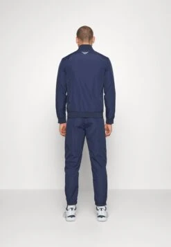 EA7 Emporio Armani Tennis Pro Suit PipingTutaNavy Blue Uomo Pantaloni Sportivi E Joggers EA742K00W-K11 16 EA7 Emporio Armani Tennis Pro Suit PipingTutaNavy Blue Uomo Pantaloni Sportivi E Joggers EA742K00W-K11 -Negozio Di Abbigliamento Zalando d88a103fdba441b3a09e2ee1e2e321d4