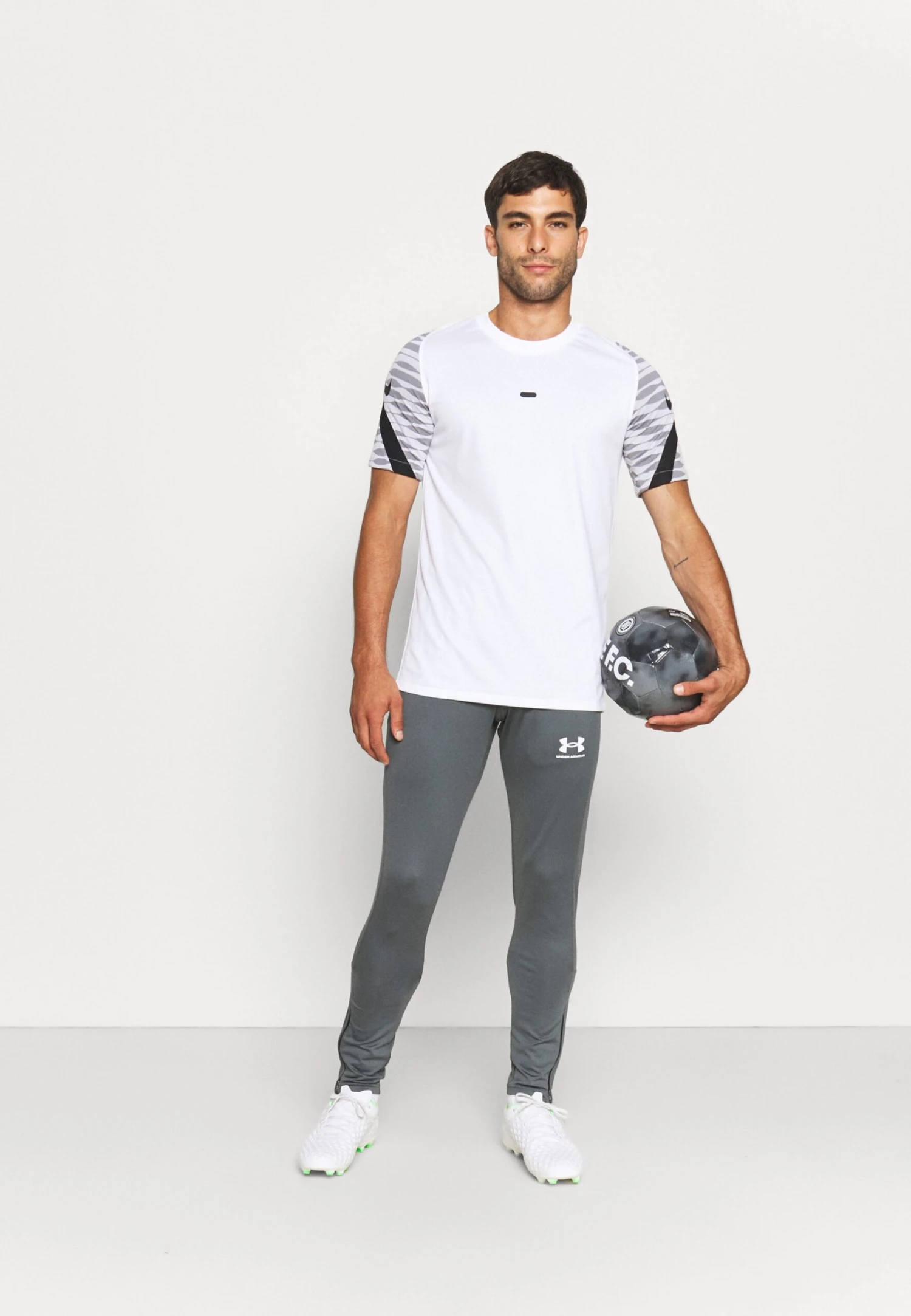 Under Armour Challenger Pantaloni SportiviPitch Gray/White Uomo Pantaloni Sportivi E Joggers UN242E0LQ-C11 4 Under Armour Challenger Pantaloni SportiviPitch Gray/White Uomo Pantaloni Sportivi E Joggers UN242E0LQ-C11 - immagine 2