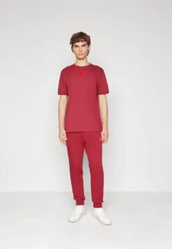 Hugo DoakPantaloni SportiviDark Red Uomo Pantaloni Sportivi E Joggers HU722E06D-G13 -Negozio Di Abbigliamento Zalando dd81fb182a1d4f56a0f5ebf35b35a4e2