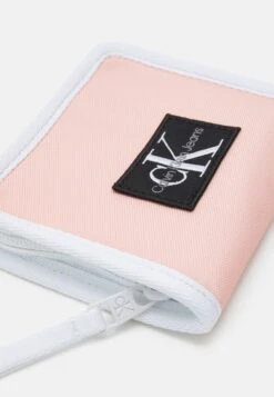 Calvin Klein Jeans Colour Blocking Wallet UnisexPortafoglioFaint Blossom Uomo Portafogli E Custodie C1853G001-J11 10 Calvin Klein Jeans Colour Blocking Wallet UnisexPortafoglioFaint Blossom Uomo Portafogli E Custodie C1853G001-J11 -Negozio Di Abbigliamento Zalando e280b2d2877e456985212ab4c50b7b2d