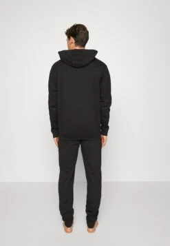 Ellesse BeviloPigiamaBlack Uomo Per La Notte EL982M00I-Q11 10 Ellesse BeviloPigiamaBlack Uomo Per La Notte EL982M00I-Q11 -Negozio Di Abbigliamento Zalando e37636e7e7fa41d8a029a440d6174eca