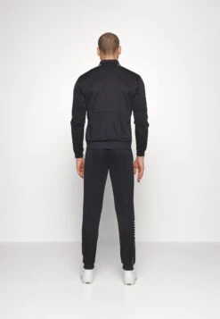 EA7 Emporio Armani Core SuitTutaBlack Uomo Pantaloni Sportivi E Joggers EA742K00Y-Q11 -Negozio Di Abbigliamento Zalando e70bb2a6ef034153b30cf47408118c20