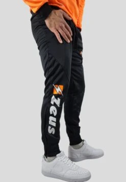 Marte SetTutaArancio/Fluo/Nero Uomo Pantaloni Sportivi E Joggers ZEX22S000-H11 11 Marte SetTutaArancio/Fluo/Nero Uomo Pantaloni Sportivi E Joggers ZEX22S000-H11 -Negozio Di Abbigliamento Zalando eab1e9fe7ebb4b66b73ad3923c7c6374