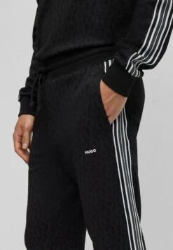 Hugo DisintiPantaloni SportiviCharcoal Uomo Pantaloni Sportivi E Joggers HU722E0FM-Q11 11 Hugo DisintiPantaloni SportiviCharcoal Uomo Pantaloni Sportivi E Joggers HU722E0FM-Q11 -Negozio Di Abbigliamento Zalando eb0489d0882741beae929fbbfb7c253d
