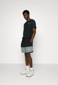 Nike Sportswear M Club Wvn CbPantaloni SportiviBlack/Smoke Grey/White Uomo Pantaloni Sportivi E Joggers NI122F090-Q11 11 Nike Sportswear M Club Wvn CbPantaloni SportiviBlack/Smoke Grey/White Uomo Pantaloni Sportivi E Joggers NI122F090-Q11 -Negozio Di Abbigliamento Zalando eb82603b45f0497ea4efe417abc15514