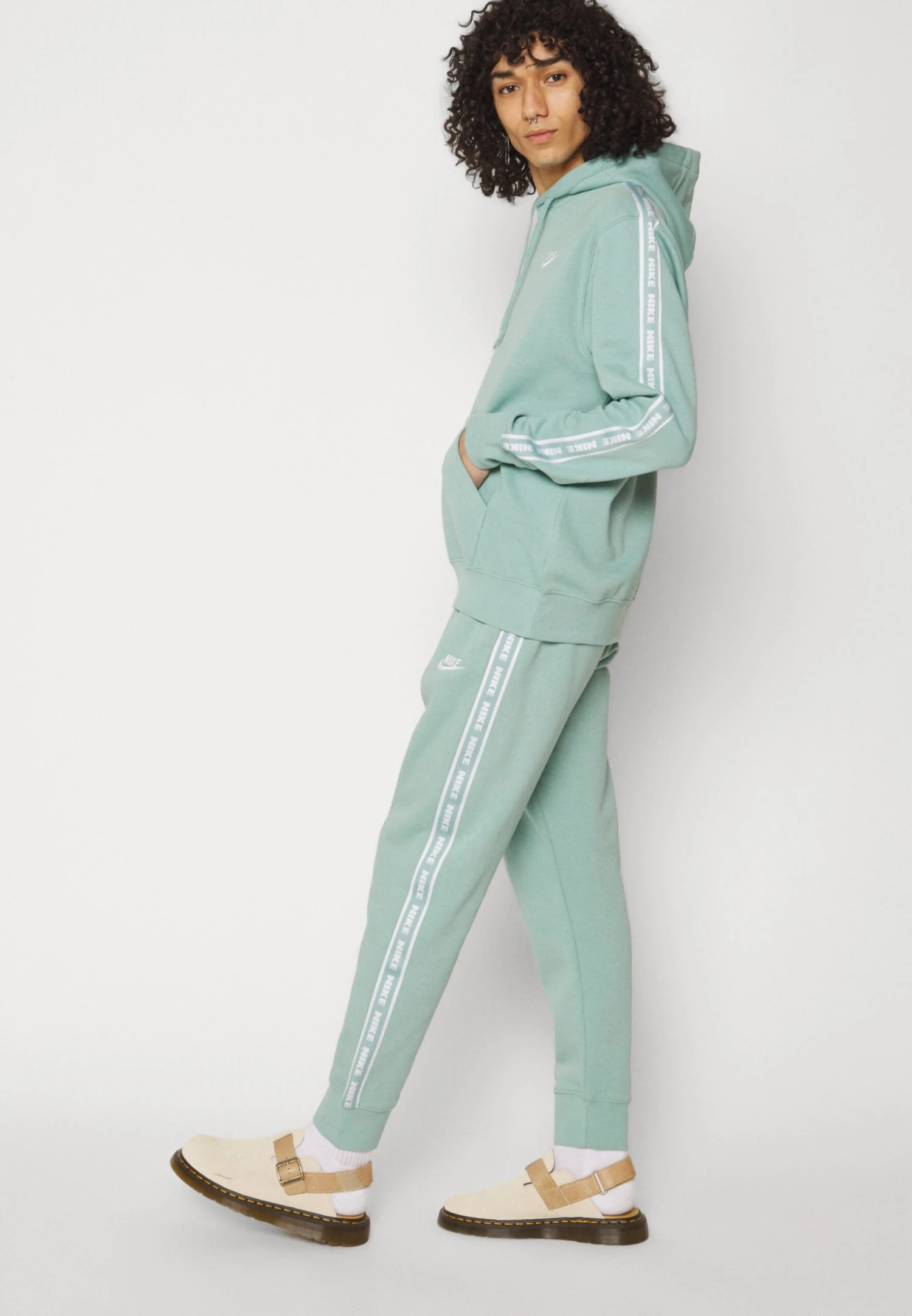 Nike Sportswear Club SuitTutaMineral/White Uomo Pantaloni Sportivi E Joggers NI122S0P8-M11 8 Nike Sportswear Club SuitTutaMineral/White Uomo Pantaloni Sportivi E Joggers NI122S0P8-M11 - immagine 6