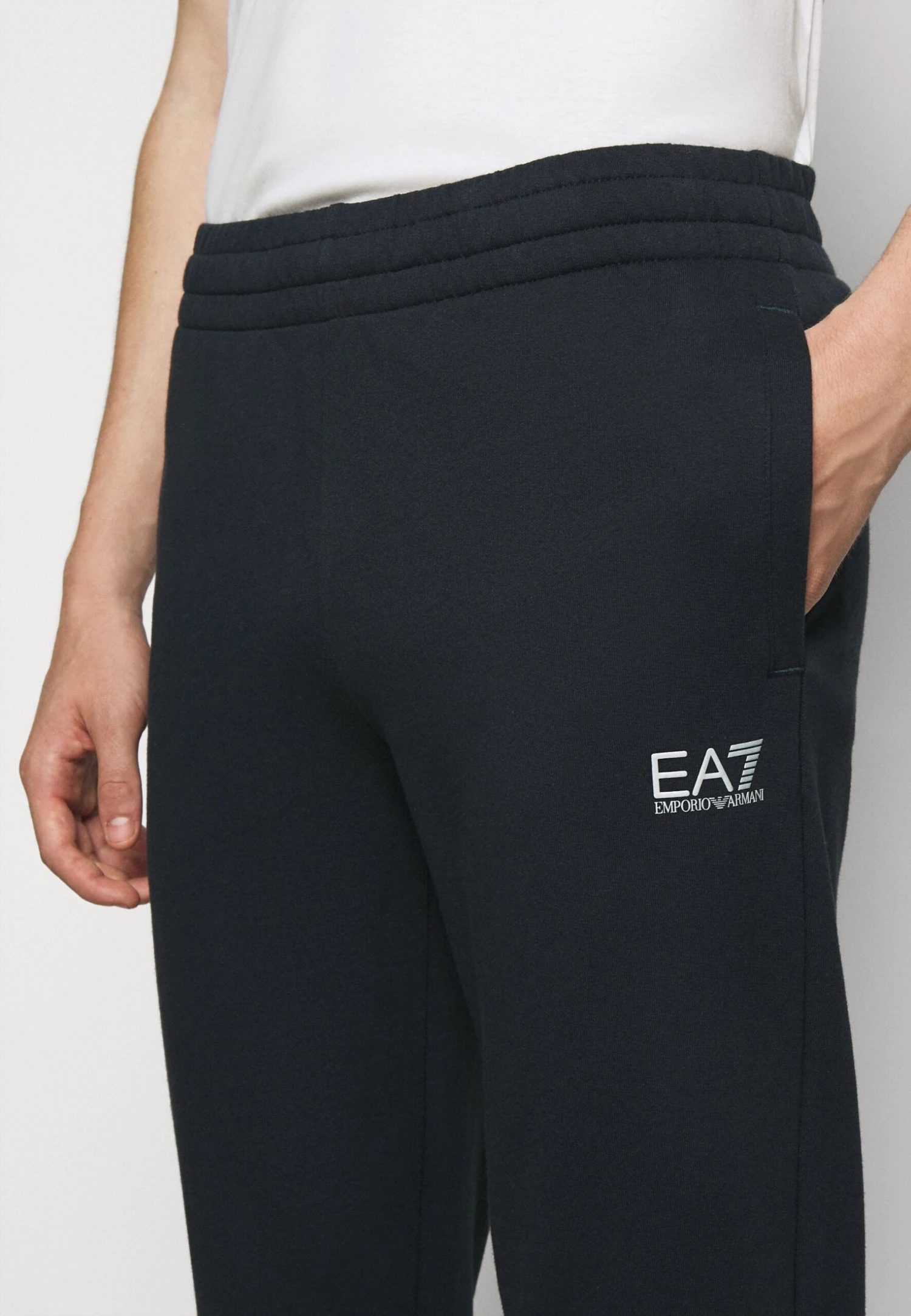 EA7 Emporio Armani TrouserPantaloni SportiviNight Blue Uomo Pantaloni Sportivi E Joggers EA722E00G-K11 6 EA7 Emporio Armani TrouserPantaloni SportiviNight Blue Uomo Pantaloni Sportivi E Joggers EA722E00G-K11 - immagine 4