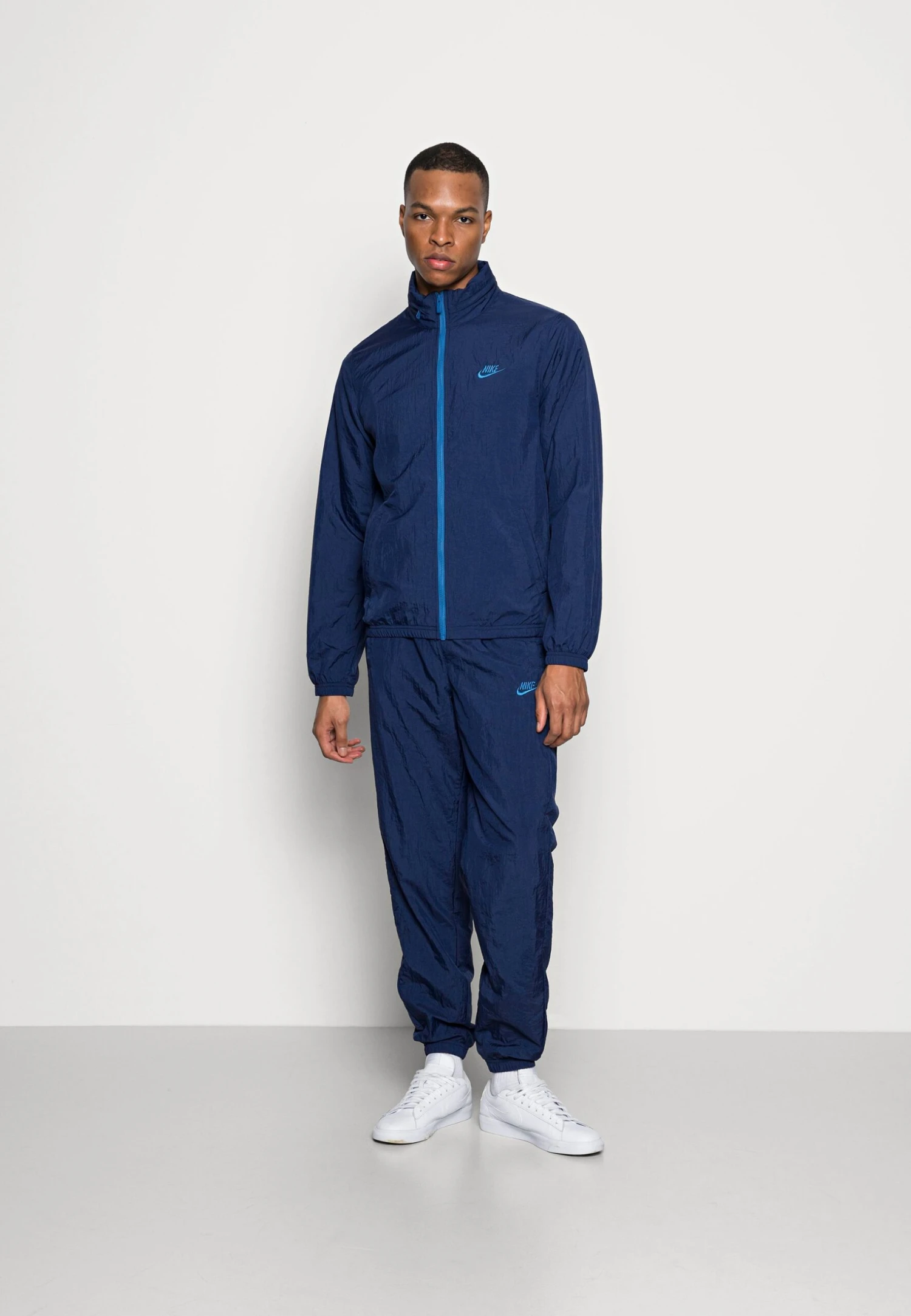 Nike Sportswear Suit Basic SetTutaMidnight Navy Uomo Pantaloni Sportivi E Joggers NI122T082-K11 3 Nike Sportswear Suit Basic SetTutaMidnight Navy Uomo Pantaloni Sportivi E Joggers NI122T082-K11