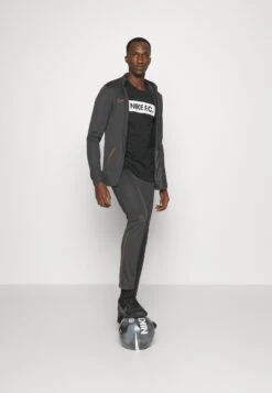 Nike Performance Academy 21 Track SuitTutaDark Smoke Grey/Dark Russet Uomo Pantaloni Sportivi E Joggers N1242K05Q-C13 -Negozio Di Abbigliamento Zalando f4729bfa2352465aae7f68aad6378956