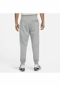 Nike Sportswear ClubPantaloni SportiviParticle Grey Particle Grey White Uomo Pantaloni Sportivi E Joggers NI122E05H-C15 10 Nike Sportswear ClubPantaloni SportiviParticle Grey Particle Grey White Uomo Pantaloni Sportivi E Joggers NI122E05H-C15 -Negozio Di Abbigliamento Zalando f67b42a150fa423987b6482ed367cb18