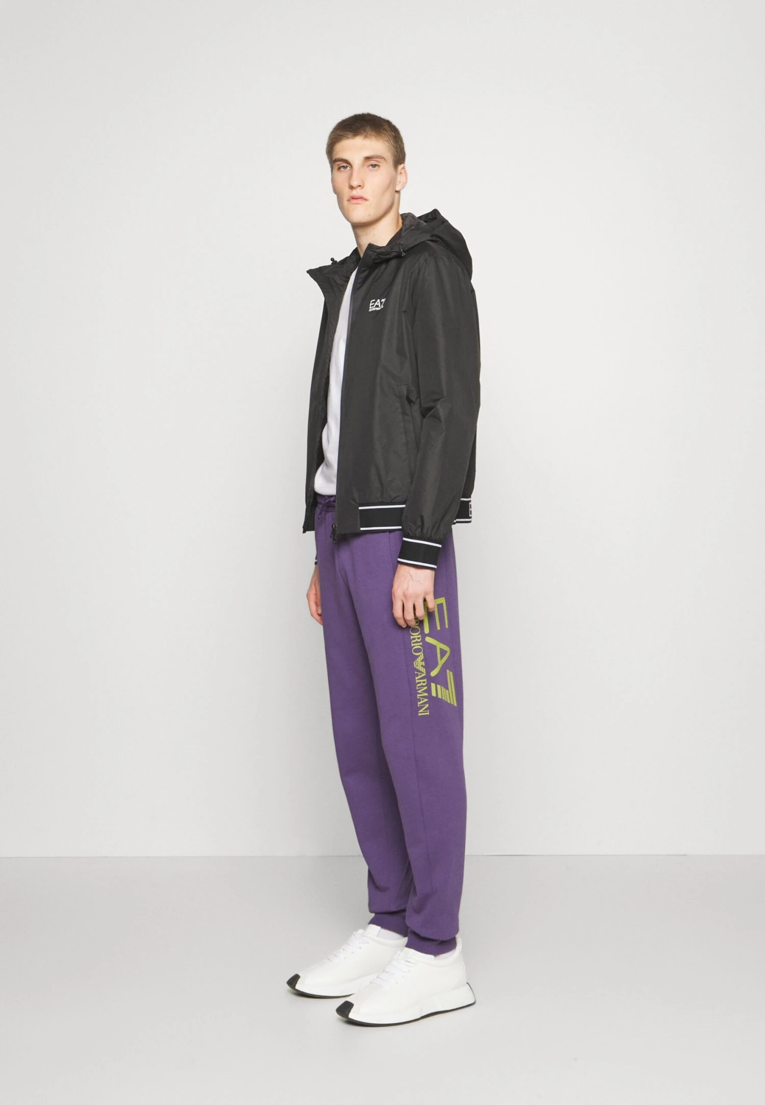 EA7 Emporio Armani TrouserPantaloni SportiviViola Uomo Pantaloni Sportivi E Joggers EA722E038-I11 4 EA7 Emporio Armani TrouserPantaloni SportiviViola Uomo Pantaloni Sportivi E Joggers EA722E038-I11 - immagine 2