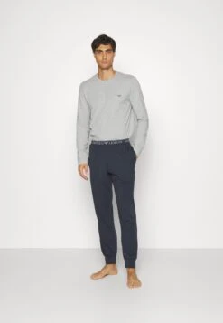 Emporio Armani SetPigiamaMelange Grey/Marine Uomo Per La Notte EA882M02B-K11 9 Emporio Armani SetPigiamaMelange Grey/Marine Uomo Per La Notte EA882M02B-K11 -Negozio Di Abbigliamento Zalando f76c7fb0168645c2bf36e8c45b9b528d
