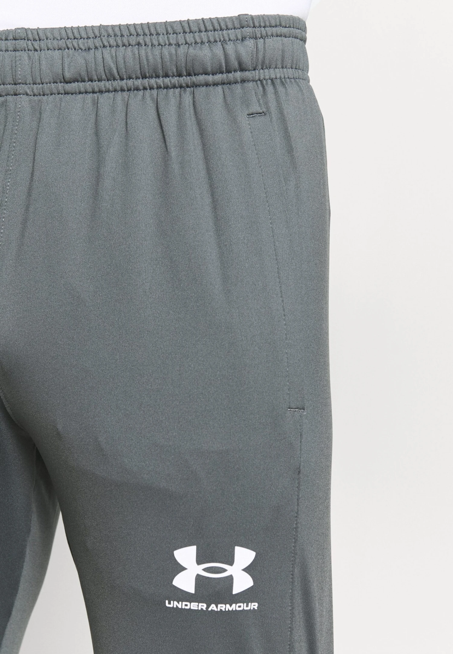 Under Armour Challenger Pantaloni SportiviPitch Gray/White Uomo Pantaloni Sportivi E Joggers UN242E0LQ-C11 7 Under Armour Challenger Pantaloni SportiviPitch Gray/White Uomo Pantaloni Sportivi E Joggers UN242E0LQ-C11 - immagine 5