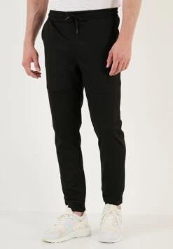 TutaBlack Uomo Pantaloni Sportivi E Joggers BUS22S037-Q11 15 TutaBlack Uomo Pantaloni Sportivi E Joggers BUS22S037-Q11 -Negozio Di Abbigliamento Zalando fa57ead131264a958ffd589b551191e1