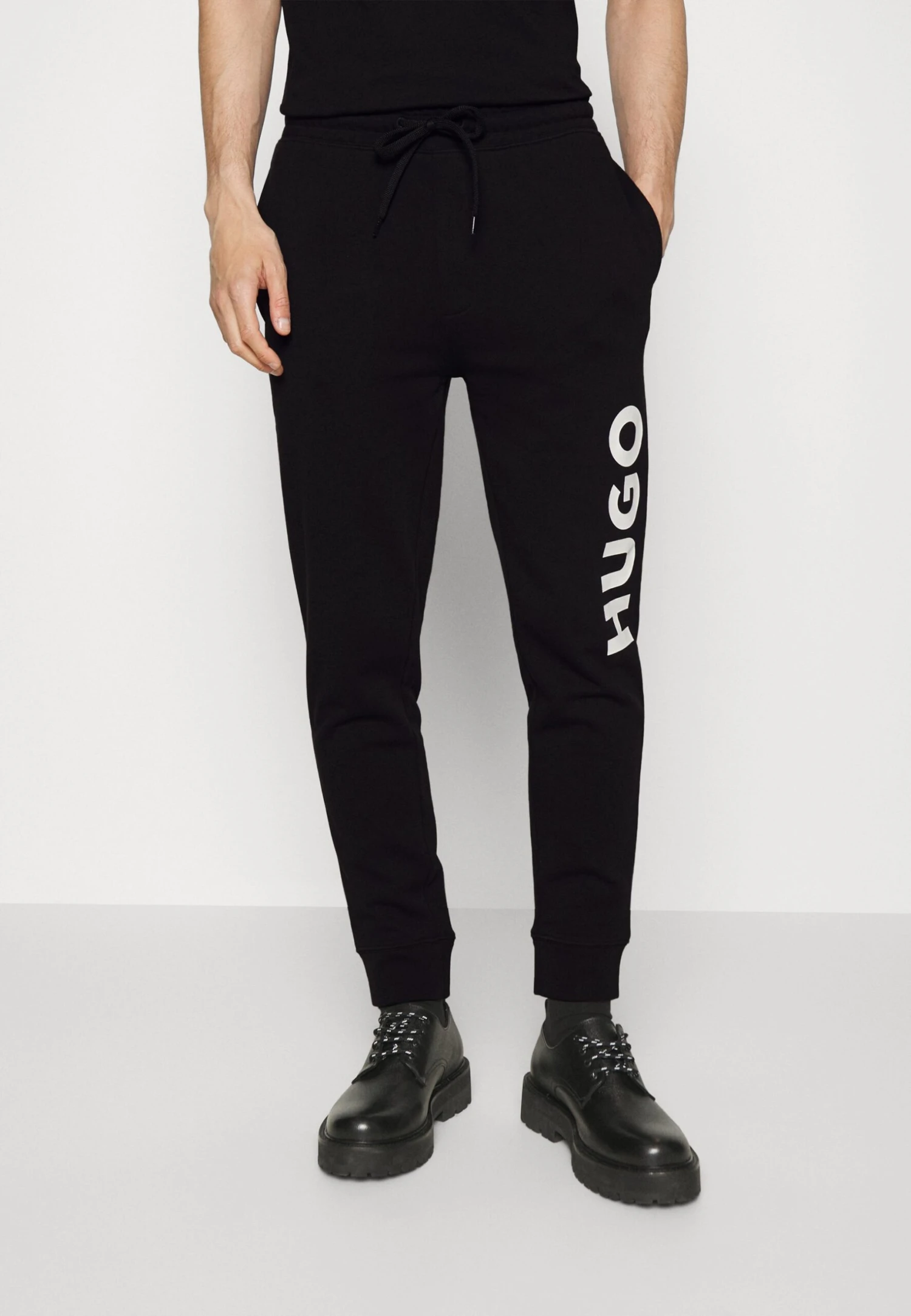 Hugo DutschiPantaloni SportiviBlack Uomo Pantaloni Sportivi E Joggers HU722E09O-Q12 3 Hugo DutschiPantaloni SportiviBlack Uomo Pantaloni Sportivi E Joggers HU722E09O-Q12